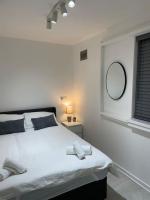 Belfast Chic: Elegant 2BR Sleeps 5, Prime Location - B&B