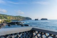 Mosteiros Natural Pool House - B&B