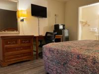 Country Club Inn & Suites