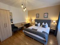Zimmer mit Kingsize-Bett und Seeblick