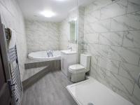 Penthouse 3 Bed, Large HotTub Long stay Discount - Ferienwohnung Brookwood