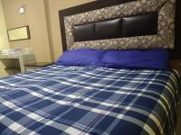 Estudio con cama extragrande y sofá cama