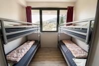 Cama en habitación compartida femenina de 8 camas