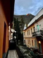2 Bedroom OldTown Mountain View Apartment with private terrace and high ceilings rooms - Chambres d'hôtes Braşov