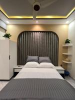 Travellers Heaven 3BR APT DHA PHASE VI Nishat Commercial - B&B Karachi