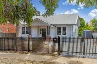 COSY RETREAT ON FOREST --- Offering 3 Comfortable Bedrooms - Sleeps Up to 6 - Please Note - If Booking for 5 or more guests all 3 rooms will be required - B&B Bendigo