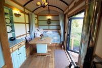 The Mallard Shepherd's Hut with Hot Tub - Bed and Breakfast