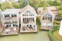 Corinium Lodge HM20 HOT TUB Lakeside Spa Property - B&B Somerford Keynes