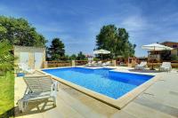 Ferienwohnung nur 500 Meter bis zum Kieselstrand mit großem Pool , Schlafzimmer, Bad, Küche, Klima, WLAN - B&B Ližnjan