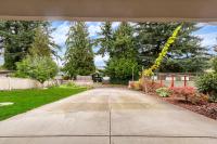 Pristine 3 Beds 2 Washroom Guest Suite - Bed and Breakfast Surrey