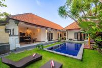 Walking to the Beach at Omahati Villa Canggu Bali - B&B Canggu