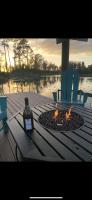 Adorable lakefront pool cottage - B&B