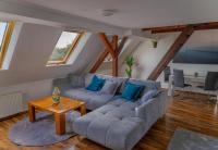 Aura - LutherApartment -2 Zimmer, 2 Einzelbetten, 1 Doppelbett, große Couch, Küche, Balkon, Waschmaschine - Bed and Breakfast Merseburg