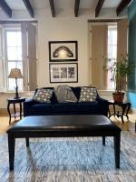Chic Two-Bedroom Apartment on Camp St, New Orleans - B&B