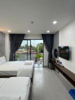 Habitación con cama extragrande y balcón