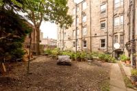 Edinburgh Castle Views! Stylish 2BD Flat, Sleeps 4 - B&B