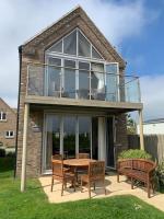 Sea view The Lookout at The Bay holiday village Filey 2 bed sleeps 5 dog friendly free leisure facilities direct beach access pub and shop click to view photos - B&B Filey
