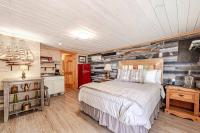 Captain's Quarters at Island Breeze of CB - B&B