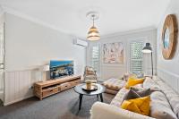 B&B Brisbane - Charming 3-Bedroom Townhouse with Private Courtyard - Bed and Breakfast Brisbane