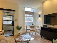B&B Manchester - Spacious & Stylish Family Home With Free Parking - Bed and Breakfast Manchester