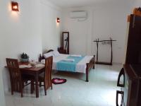 Habitación con cama extragrande y balcón