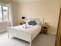 SEA BREEZE by BOURNECOAST - A Two Bedroom Stylish Apartment Just a Brief Walk to the Clifftop - FM9560 - B&B Bournemouth