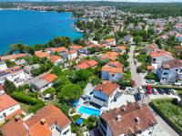 VILLA NINA MALINSKA 150m FROM THE BEACH, SWIMMING POOL - B&B Vantačići