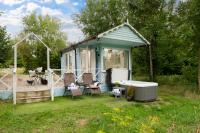 Woodland Art Studio - Cosy Woodland Studio with Private Hot Tub - Bed and Breakfast Blandford Forum