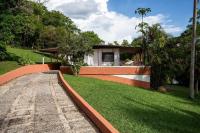 Sítio com piscina, área arborizada e lazer - B&B Jacareí