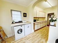 B&B Londres - Barking London House sleeps 11 - parking - train tube - airport - Bed and Breakfast Londres