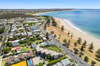 Beachfront Esplanade Apartment 12-20 Ocean Views - B&B Torquay