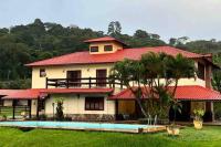 Sítio com 3 suítes +3 quartos, campo e piscina. - B&B