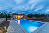 Romantic mediterranean villa with pool near sandy beach by Traveler tourist agency Krk ID 2167 - Chambres d'hôtes Privlaka