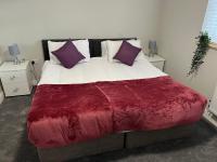 Immaculate Newly Refurbished 4 Bed House - B&B Nottingham