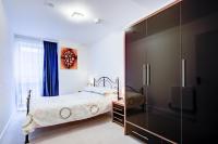 Luxury 2 bed flat in a new block in East Acton - Bed and Breakfast Londen