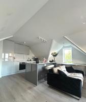 B&B Epsom - The Penthouse Double Bedroom for Rent Free Parking - Bed and Breakfast Epsom