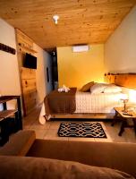 Suite con cama grande y balcón