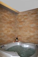 Zimmer mit Kingsize-Bett und Whirlpool