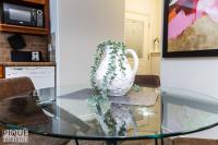 Chic Modern Vibes - Sleeps 6 - Netfix - Wifi - Long Stays - B&B Edmonton