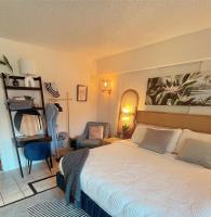 Seashore Waikiki studio 1 block from a beach No Resort Fees - B&B Honolulu