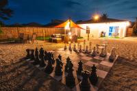 Golfers Paradise 4-hole PUTT-PUTT, Mega Chess with huge backyard, hammock - B&B