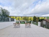 RAJ Living - 6 Room House with Terrace and Parking - 25 Min Messe DUS & Airport DUS - Bed and Breakfast