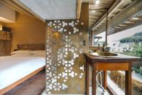 Habitación con cama grande y vistas al jardín