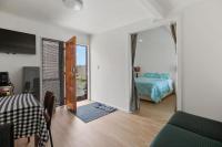 Estudio con cama extragrande y sofá cama