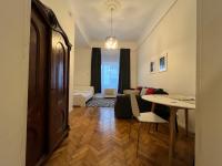 Estudio con vistas a la calle