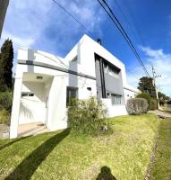 Excelente casa en Country con pileta - Chambres d’hôtes Francisco Álvarez