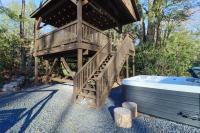 B&B Tannersville - Creekside Tannersville Cabin 2 Acres and Hot Tub! - Bed and Breakfast Tannersville