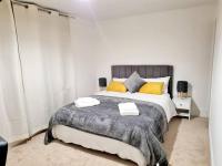 B&B Havering atte Bower - Cosy Luxurious 3 Bedroom House, Free Parking, Free WiFi, Private Garden, Free Netflix - Bed and Breakfast Havering atte Bower