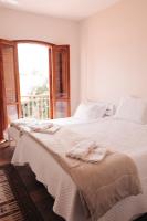 Suite mit Queensize-Doppelbett und Poolblick