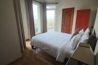 Junior Suite mit Badewanne sowie Fluss- und Bergblick
